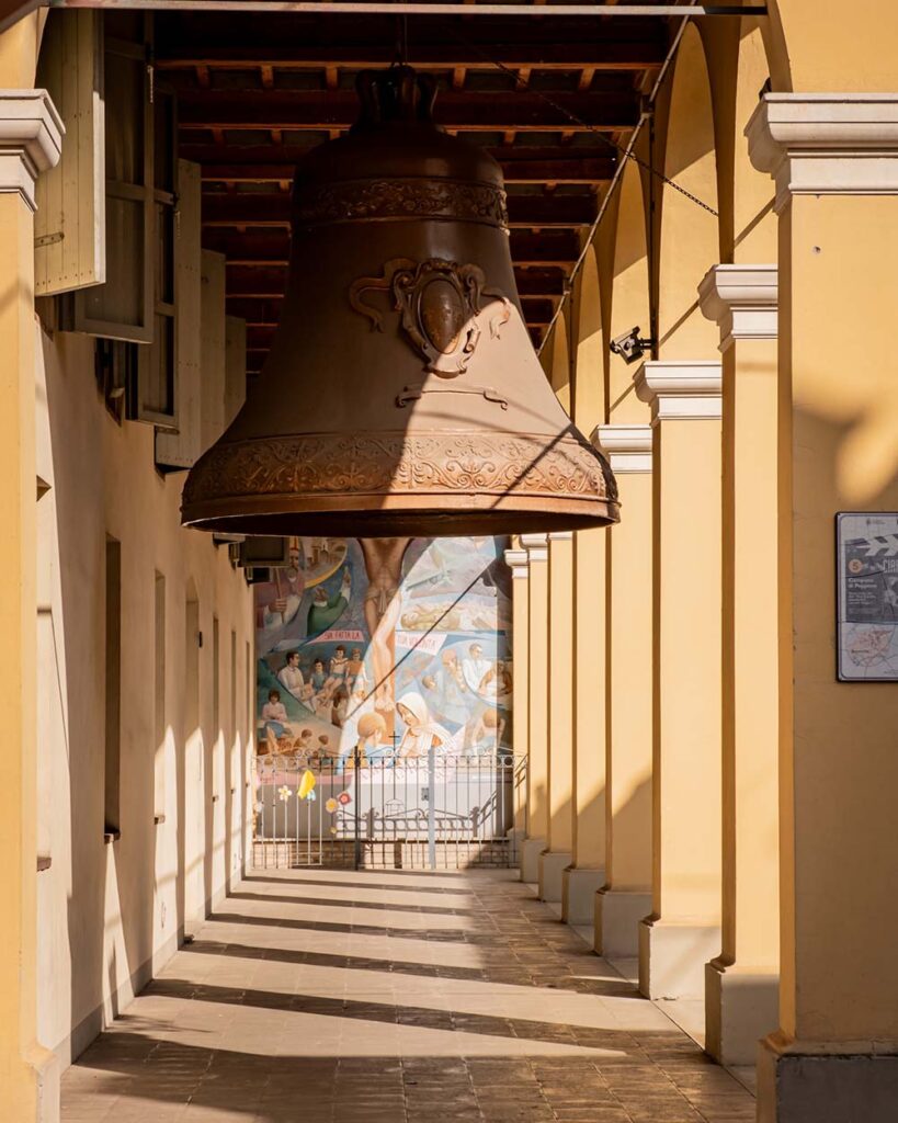 Campana senza batacchio a Brescello